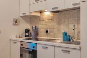 Kühlschrank, Ofen, Herdplatte, Wasserkocher mit Kaffee-/Teezubehör