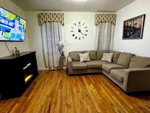 Smart TV, fireplace, books, stereo