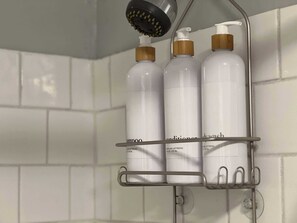 Hiustenkuivaaja, pyyhkeet, saippua, sampoo