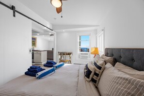 1 soverom, skrivebord, strykejern/-brett og wi-fi (inkludert)