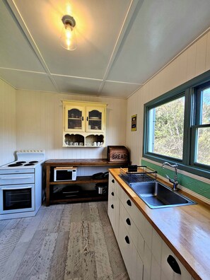 Jääkaappi, mikroaaltouuni, uuni, liesi