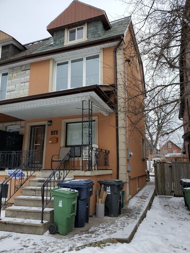 Quiet downtown Toronto 1 bedroom sunny summer sublet near Ossington Subway