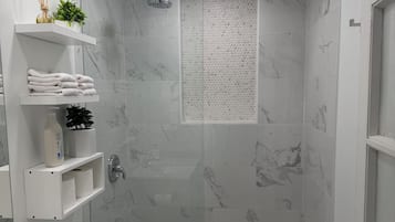 Dusche, Haartrockner, Handtücher, Seife