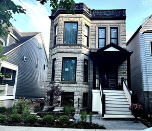 Exterior - 2-bedroom apartment just 2 minutes drive to Wrigley Field (Chicago)