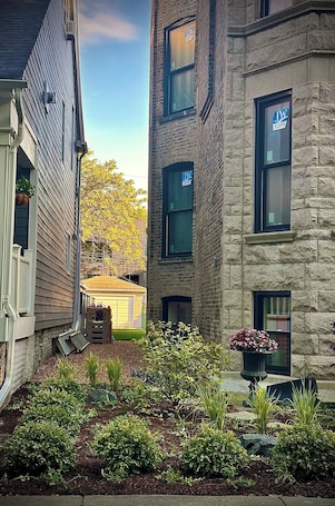 Parco della struttura. Explore Chicago: Stylish 2BR, 1 Block to El Train & Close to Wrigley