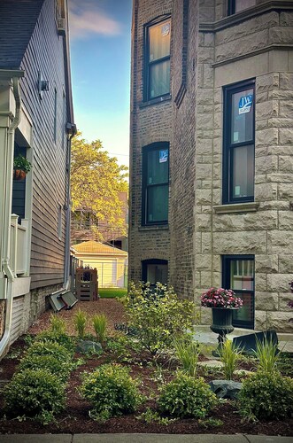 2-bedroom apartment just 2 minutes drive to Wrigley Field