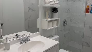 Bruser, hårtørrer, håndklæder, Sæbe