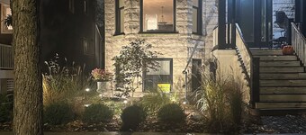 2-bedroom apartment just 2 minutes drive to Wrigley Field