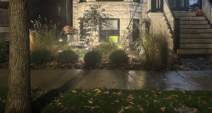 2-bedroom apartment just 2 minutes drive to Wrigley Field