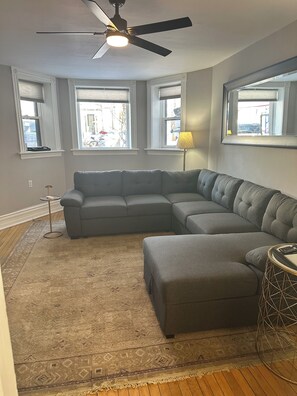 Smart TV - 2-bedroom apartment just 2 minutes drive to Wrigley Field (Chicago)