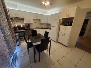 雪櫃、微波爐、焗爐、爐具