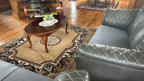 A living room with a sofa, a coffee table, and a patterned rug. - A sweetheart home
3-bedroom vacation home, 6 minutes to Rivers Casino & Resort (Schenectady)
