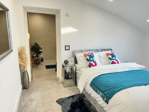 2 bedrooms, iron/ironing board, WiFi, bed sheets - 2 Bed Apartment - Sleeps 4 - Wifi - Parking (Dudley)