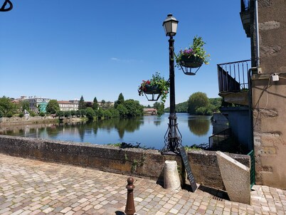 2Bed House Sleeps 4 - Parking, Views, 3min to Town