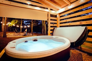 Outdoor spa tub - Hot Tub + Fire Pit | Modern Wooded Cabin for Two (Logan)