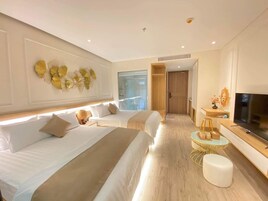 Ropa de cama de alta calidad y caja de seguridad en la habitación