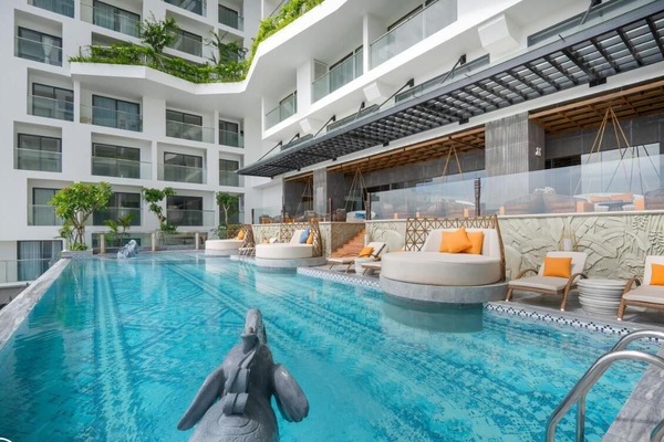 15 outdoor pools