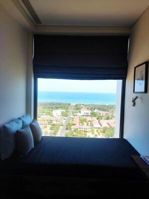 全景三人房, 海滩景观 | 高档床上用品、客房内保险箱、特色家居、办公桌