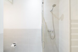 Douche, sèche-cheveux, serviettes fournies, savon