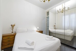5 bedrooms, iron/ironing board, internet, bed sheets