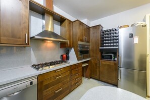 Kühlschrank, Mikrowelle, Ofen, Geschirrspüler