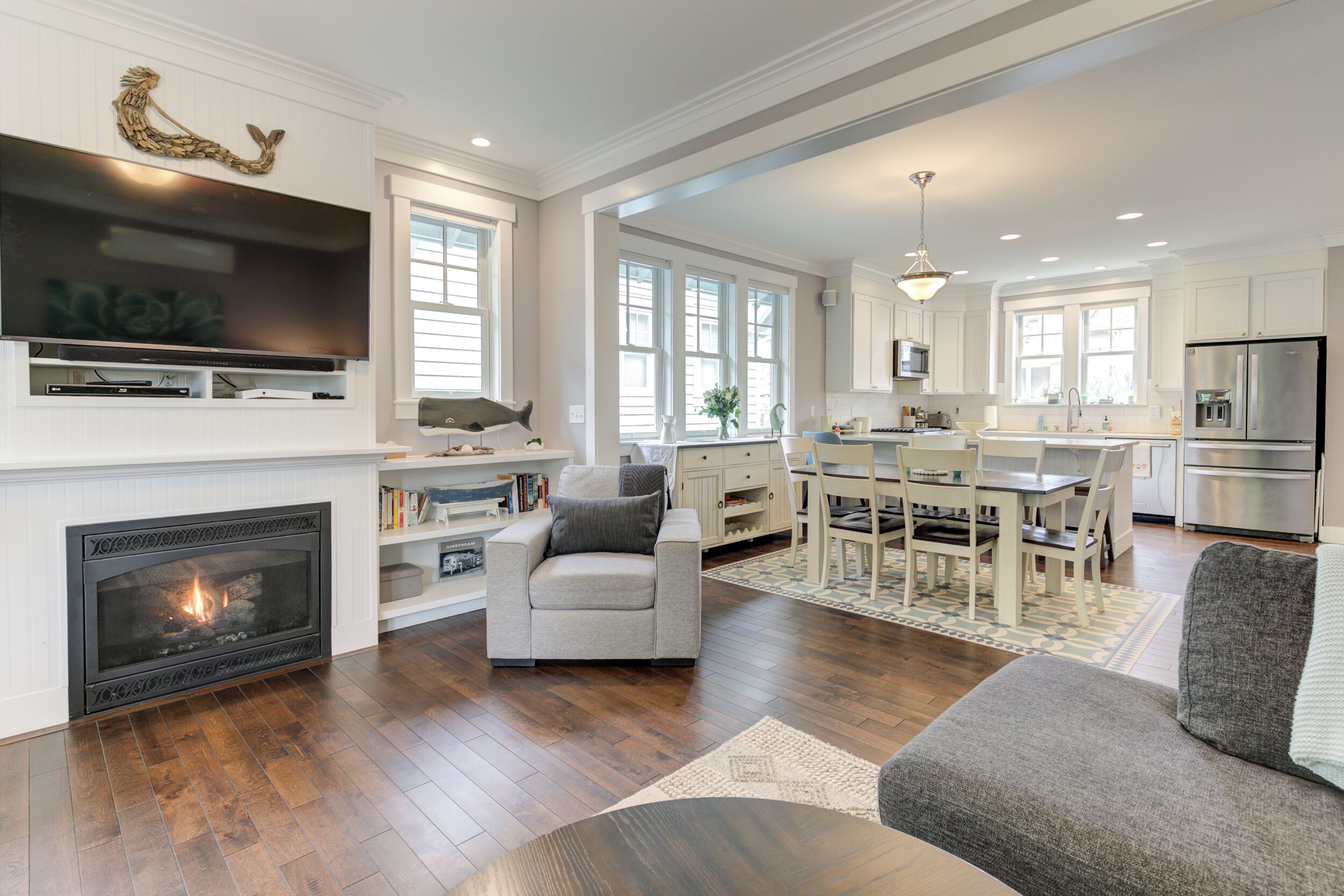 Smart-TV, Kamin, Videospiele, Bücher