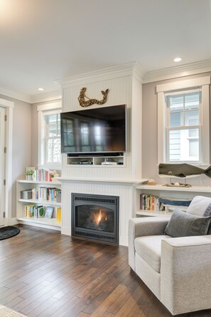 Smart TV, fireplace, video games, books - Ocean-View Seabrook Home - Private Hot Tub + Double Patio, Master on Main (Pacific Beach)
