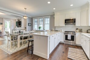 Fridge, microwave, oven, stovetop - Ocean-View Seabrook Home - Private Hot Tub + Double Patio, Master on Main (Pacific Beach)