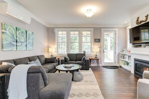 Smart TV, fireplace, video games, books - Ocean-View Seabrook Home - Private Hot Tub + Double Patio, Master on Main (Pacific Beach)