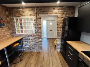 Fridge, microwave, oven, stovetop - Northampton Oasis - 4 Bedroom House (Northampton)