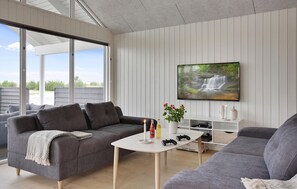 تلفزيون ذكي، مدفأة، كرة قدم الطاولة، تنس طاولة