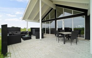 تناول الطعام بالخارج