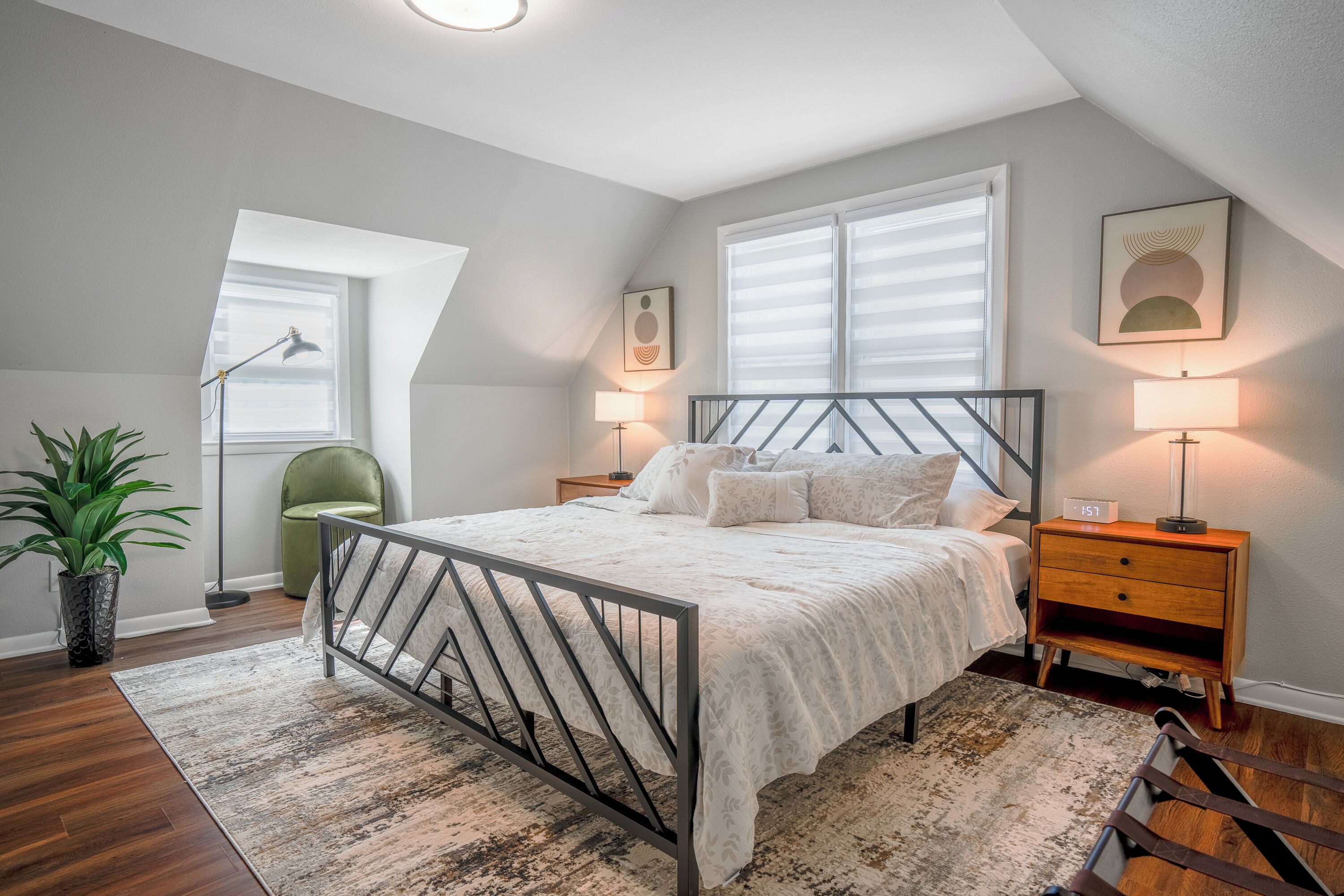3 bedrooms, desk, iron/ironing board, travel crib