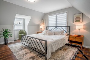 3 bedrooms, desk, iron/ironing board, travel crib - Cottage near Mt. Mary College (Milwaukee)