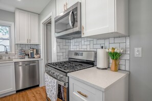 Fridge, microwave, oven, stovetop - Cottage near Mt. Mary College (Milwaukee)