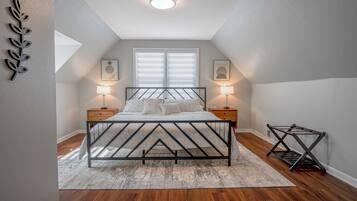 3 habitaciones, escritorio y tabla de planchar con plancha