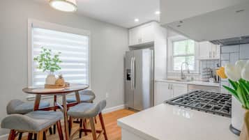 Réfrigérateur, four à micro-ondes, un four, surface de cuisson