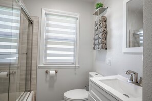 Hair dryer, towels, soap, shampoo - Cottage near Mt. Mary College (Milwaukee)