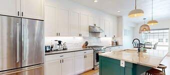 Exquisite home in Boise with hot tub, washer/dryer, WiFi, and fireplace