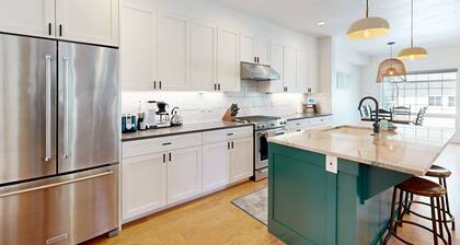 Exquisite home in Boise with hot tub, washer/dryer, WiFi, and fireplace