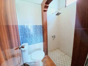 Casa família | Banheiro | Chuveiro, chuveiro com efeito de chuva, toalhas de banho, sabonete