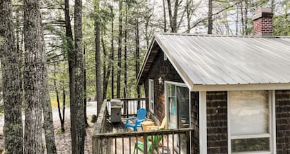 Cozy 3BR home for outdoor enthusiasts, deck, pool, tennis, w/d, trails & BBQ
