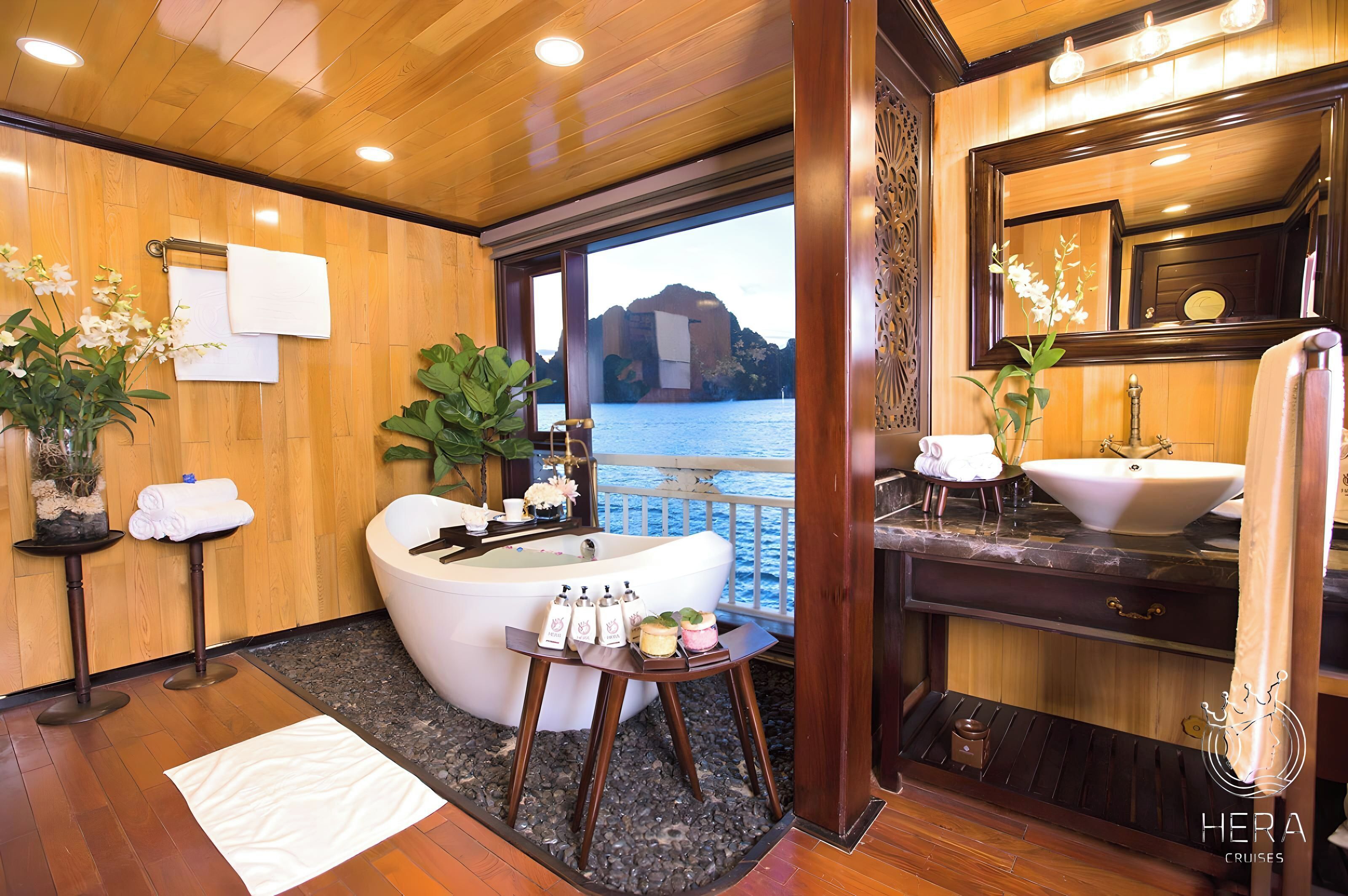 Presidential Suite with Terrace and Bathtub | Bathroom | Hair dryer, bathrobes, towels, soap