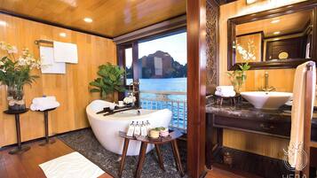 Presidential Suite with Terrace and Bathtub | Bathroom | Hair dryer, bathrobes, towels, soap