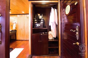 Chambre panoramique double ou avec lits jumeaux, balcon | Minibar, décor unique, ameublement unique, bureau