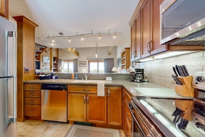4BR ski-in/out condo with wifi, washer/dryer & mountain view