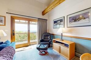 TV, books - 4BR ski-in/out condo with wifi, washer/dryer & mountain view (Ludlow)