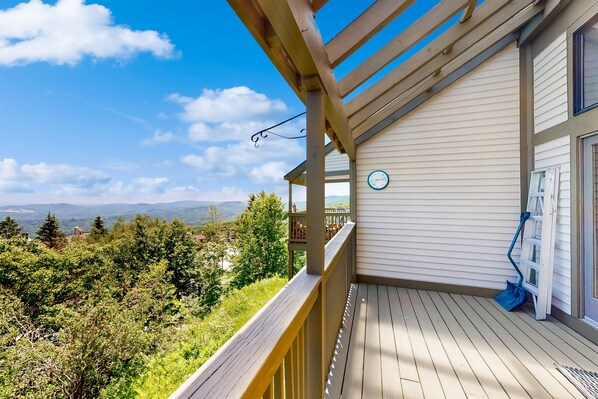 Property grounds - 4BR ski-in/out condo with wifi, washer/dryer & mountain view (Ludlow)