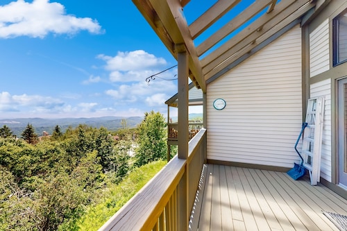 4BR ski-in/out condo with wifi, washer/dryer & mountain view