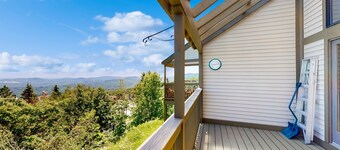 4BR ski-in/out condo with wifi, washer/dryer & mountain view